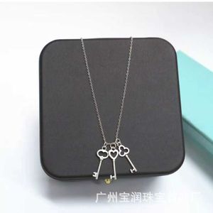 Merk van designer S925 Pure Silver Love Clover Small Key Mini Collarbone Chain Glossy Womens ketting modieus en minimalistisch