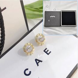Design circulaire classique du créateur avec boucles d'oreilles plaquées or, bijoux de haute qualité associés à des diamants conçus avec des boîtes pour une charmante fête d'anniversaire de filles.