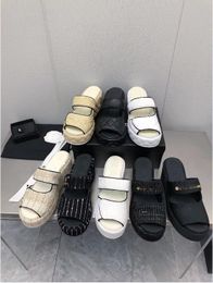 Het klassieke ontwerp van de ontwerper komt binnen de koehide slippers tup grote sandalen met een hielhoogte van 3 cm aan de voorkant en 7 cm achterin, damesschoenenfabriek schoenen