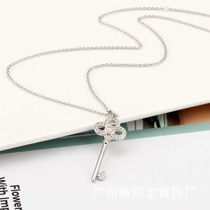 Kroon van de ontwerper Kroonvormige Key Necklace Womens Brand Same Ins Simple Fashion Diamond ingelegde Hollow Out Hanger sleutelbeen ketting