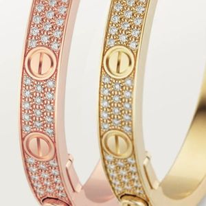 Designer's plat ingelegde diamanten 18K gouden brede armband voor dames