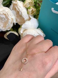 Designer's Gold Compating Brand Key Necklace Hoge kwaliteit Exquise Sculpture Handset diamanten kraagketen voor vrouwen 7m²