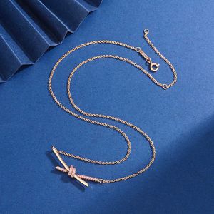 Goudnieuwe Knot Cross Necklace -serie van designer met diamanten Knobrand Light Luxe en eenvoudige sleutelketen voor vrouwen VRZV