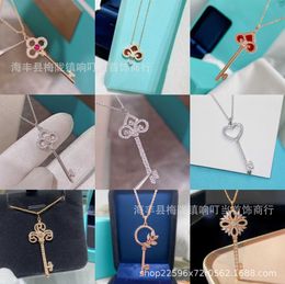 Designer's Gold Plating High Edition Brand Key Necklace Dames Nieuwe volledige diamant zonnebloem hanger Sneeuwvlokkroon Iris kraagketen