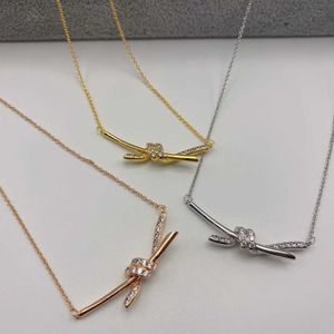 Designer's Gold Compating High Edition T Knot -ketting met handgemaakte diamanten ontwerp gevoel licht luxe eindkraag ketting mesh rode vlinder