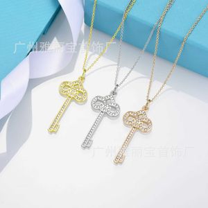 High Edition Steel Seal -merk Volledige diamant Iris Key ketting met hoge editie met 18K rosé goudplateren op wit koper modieuze en veelzijdige kleine hanger