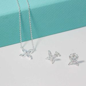 Het merk High Version's High Version Petal Four Diamond Necklace Womens Pure Silver 925 Simple and Fashionable Earring Set