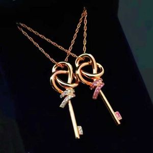 Designer's High Version Brand Twisted Rope Key Necklace met 18K roségoud poeder Diamant Knot Knoop hanglagen Collarbone Chain Internet Celebrity dezelfde stijl voor vrouwen