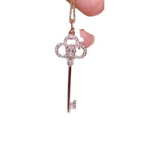 De hoge versie van de ontwerper Gold Plating Brand Key ketting voor damesmode met diamant zonnebloem hanger kroon iris sleutelbeen trui ketting 4jyk