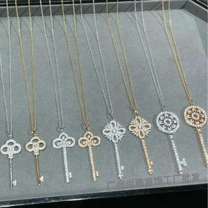 Hoge versie van de ontwerper Gold Plating Brand Key Necklace Sunflower vrouwelijke hartkroon trui ketting iris hanger