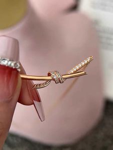 Collar de nudos de diseñador para mujer Rose de oro rosa de 18 quilates de reverso de diamantes de diamante de diamantes nuevos de diseño de clavícula