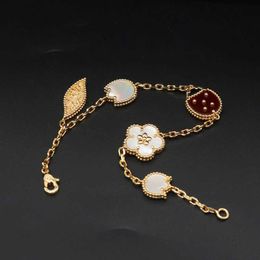 Het nieuwste merk Kleine Ladybug Five Flower Bracelet Women Light Luxury 18K Gold Golde dubbelzijds natuurlijk wit fritillair carnelisch hand ornament