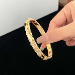 Dernière marque de créateur V Gold CNC Sculpture Kaléidoscope Bracelet étroit pour les femmes Clover en diamant entier à 18 km épais