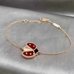 Het nieuwste merk van de ontwerper V Golden Van Open Winged Ladybug High Grade Dikke Gedikte 18K armband voor damesstijl Simple en Exquisite Agate Shell