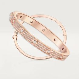 De nieuwste aanbeveling van de ontwerper voor hoogwaardige 18K roségouden Love Series-armband, bezet met ronde, helder geslepen diamanten