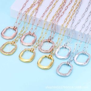 De nieuwe merkvergrendelingsdiamant van de ontwerper ingelegde slotketting met witte koperen vergulde 18k gouden middelgrote hanger Tie Home Collar Chain