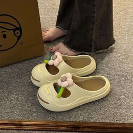 Les nouveaux semi-galets de chiots de dessin animé du créateur sont portés à l'extérieur des chaussures de trou de pipi de semelle épaisse des femmes de l'été