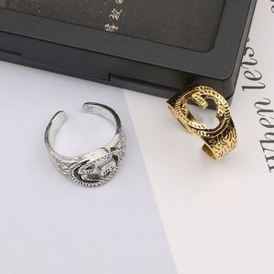 La nouvelle bague à rayures vintage Double G Retro Vintage de concepteur avec des vitesses verticales, un style de couple haut de gamme et luxueux et luxueux et personnalisés.