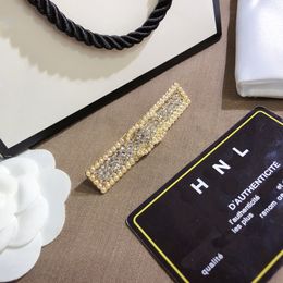 La nouvelle broche de diamant plaquée en or du créateur des bijoux de haute qualité conçus pour les filles Rectangular Design Birthday Love Party