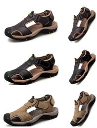 Ontwerper's nieuwe hot selling retro luxe comfortabele klassieke lederen outdoor watersandalen voor heren dames outdoor grote maten slippers