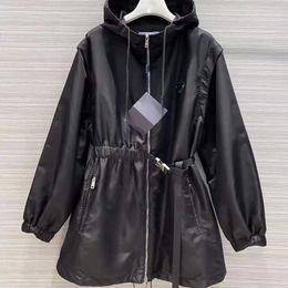 La nouvelle veste des concepteurs manches à manteau à capuche femmes détachables a une texture en noir et blanc