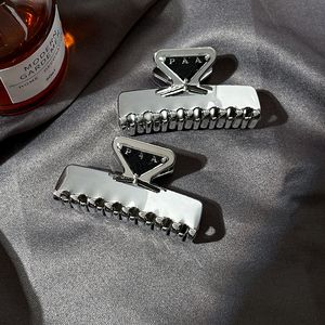 Ontwerper's nieuwe metalen haai haarclip Klassiek driehoekig logo Zwart Luxe Letter Haarclip Dames Hoge kwaliteit cadeau Haarsieraden Vintage stijl Hoofddeksels
