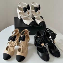 Les nouveaux talons d'été grossiers du créateur pour les femmes sandales arc camélia de style célébrité décorée talon hauteur 7,5 cm avec boîte à chaussures