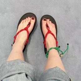 La nouvelle étoile de piste de sandales à plat d'été du créateur avec sandales d'orteil Sandales de plage avec boîte à chaussures