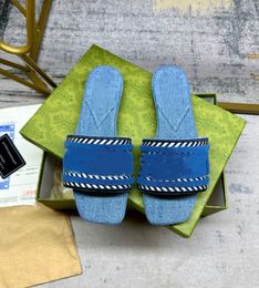 Las nuevas zapatillas para mujeres de verano del diseñador hechas de material de mezclilla combinados con bordados de moda y hermosos 35-42 tamaño