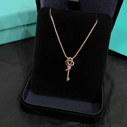 La nouvelle série tissée du designer Mini Collier de clé de diamant rose pour femmes Instagram polyvalent 925 Silver Knot Collarbone Chain