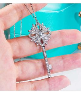 S925 Sterling Silver Snow Snowflake Key Light Luxury Temperament Pendant modieuze en high-end trui-keten voor vrouwen