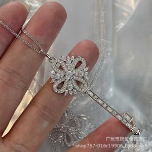Het Seiko -merk Sterling Silver Snowflake -ketting van de ontwerper is veelzijdig in alle seizoenen.Simple Sun Flower Crown Key Pendant Sweater Chain