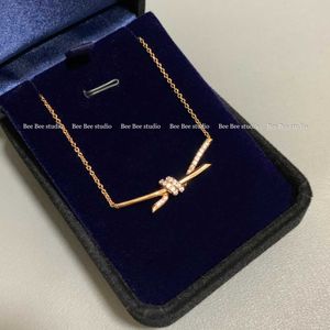 Designer's Seiko Edition, nouveau nœud avec des boucles d'oreilles à collier diamant 925 Sterling Silver Plated 18K Gold Rose Set Diamonds For Women