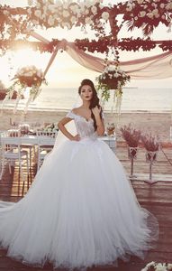 El diseñador dijo que los nuevos vestidos de vestir de encaje de Mhamad se extinguen de tul de tulio de tulio de los hombros. Vestidos de novia de la boda de la boda de la boda.