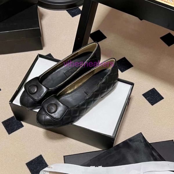 Designer Sandal Chaneles Loafer Chaussures semelles plates chaussures célibataires pour femmes 2024 Sac de livres à feuilles métalliques polyvalentes danseuse ballet