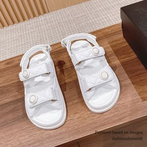 Sandale de concepteur pour femmes boucle de crochet sandale Sandales Sandales Designer Slippers décontractés Usure extérieure Sandales plates imprimées