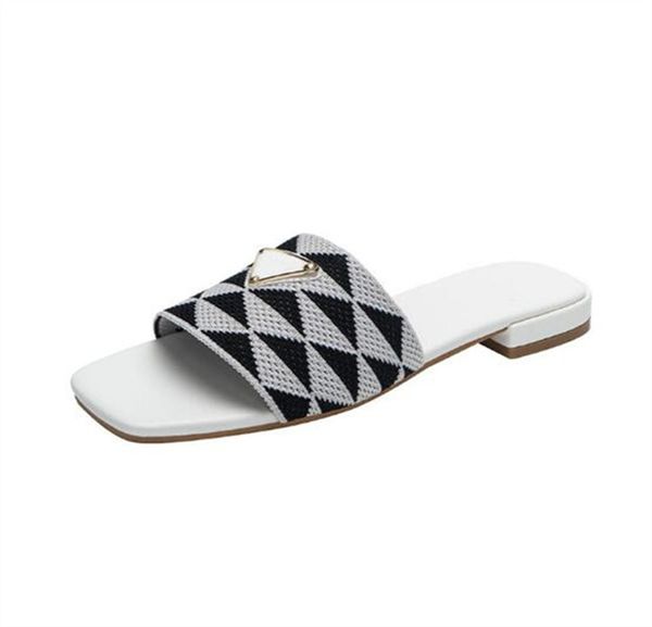 Designers Brodé Tissu Diapositives Pantoufles Sandales Femmes Métal Triangle Plat Mode Luxe Casual Pantoufle Plaid Extérieur Éraflures Chaussures