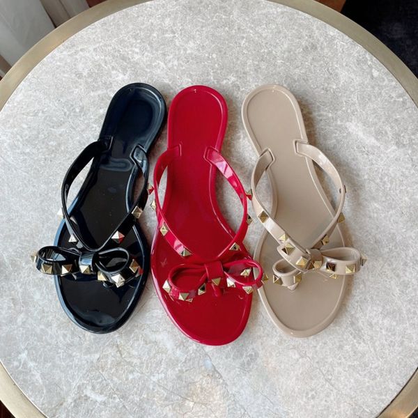 Designer Sandal Femmes Été Tongs Chaussures Dames Cool Bow Noeud Plat Pantoufle Femme Rivet Jelly Sandales Chaussures Appartements Boucle De Cheville Semelle En Caoutchouc Mules