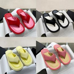 Sandalias de diseñador 22SS Chanclas para mujer Zapatillas de punta cuadrada con parte inferior gruesa Suela de cuero genuino Forro de piel de oveja Zapatos de playa Bule con caja