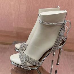 Sandalias de diseñador Aquazzura Zapatos de diseñador Accesorios colgantes de cristal con incrustaciones de cristal Zapato de mujer con tacón de aguja Correa en el tobillo Sandalia romana Aura de tacón alto de 10,5 cm
