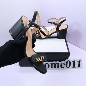 Designer Sandalen Zwart pluche vrouwen Buckle Middle Heel Slippers Outdoor Travel Fashion Brand