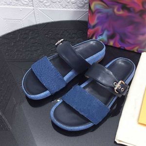 Designer Sandalen Bom Dia Slipper Vrouwen Glides Lederen bodem Dubbele gesp patent canvas platte muilezel schoenen strandglaasjes rubberen zolen zomers slippers met doos NO346