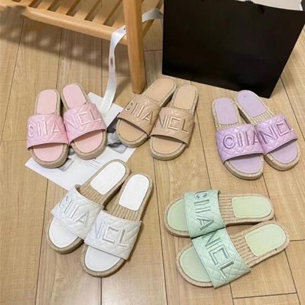 Sandalias de diseño Trenza Suela de paja Zapatillas de playa Mujeres Pisos clásicos Grueso Tacón inferior Verano Chanclas perezosas Dama de cuero acolchado Zapatos deslizantes Sandalias de baño de hotel