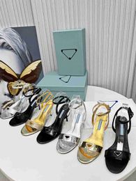 Sandalias de diseñador Marca Rhinestone Stiletto Sandalias doradas Mujeres de lujo Tacones altos Verano Nuevas sandalias de charol Sandalias con hebilla triangular Zapatos de vestir de moda