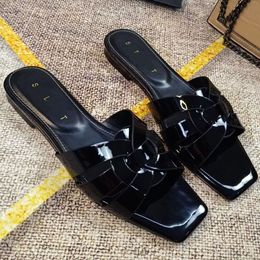 Sandalias de diseñador Zapatillas de cuero marrón Sandalias cruzadas con tiras para mujer Zapatillas Zapatos de mujer Zapatillas de playa de lujo para mujer Moda Nuevos estilos Australia 06