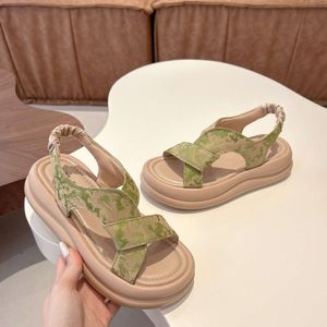 Sandalias de diseñador Estilo chino para mujeres en el verano de 2024 Nuevo vestido romano versátil con bordado y zapatos de playa gruesos