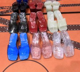 Sandales de créateurs Crystal Jelly Slip on Transparent Chaussures Couleur Couleur One Ligne Affaire imperméable Place extérieure Femmes Femmes Slippers6770711