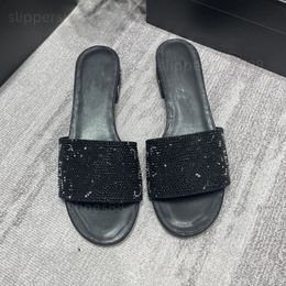 Sandales de créateurs Crystal Sandles pour les femmes Designer Crérat de soirée brillants Sandal Sliders Slippers Low Talon Fashion Sandals Sandals Flip Flop