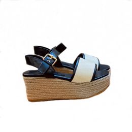 Sandalias de diseñador Famosas toboganes Sandale Sandale Sliders Sliders zapatos Bottom Summer Beach Beach Sandal de cuero real Calidad superior