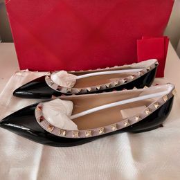 Designer sandalen platte puntige schoenen zomerklassiekers V-merk klinknagels trouwschoenen echt leer naakt zwart goud zilver met rode stofzak 34-44